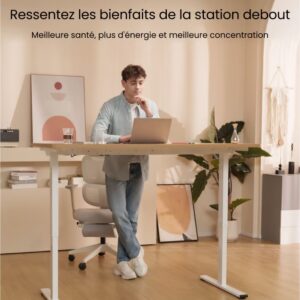 Un homme debout qui travaille sur un Bureau Standing Desk up and down.