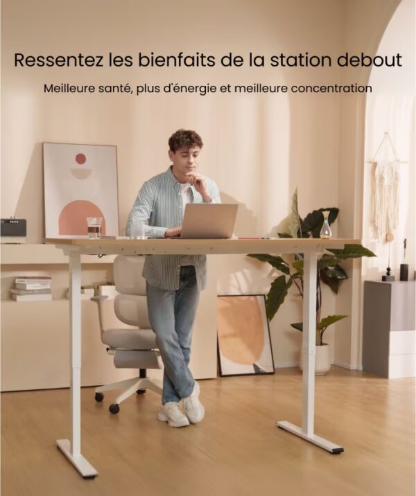 Un homme debout qui travaille sur un Bureau Standing Desk up and down.