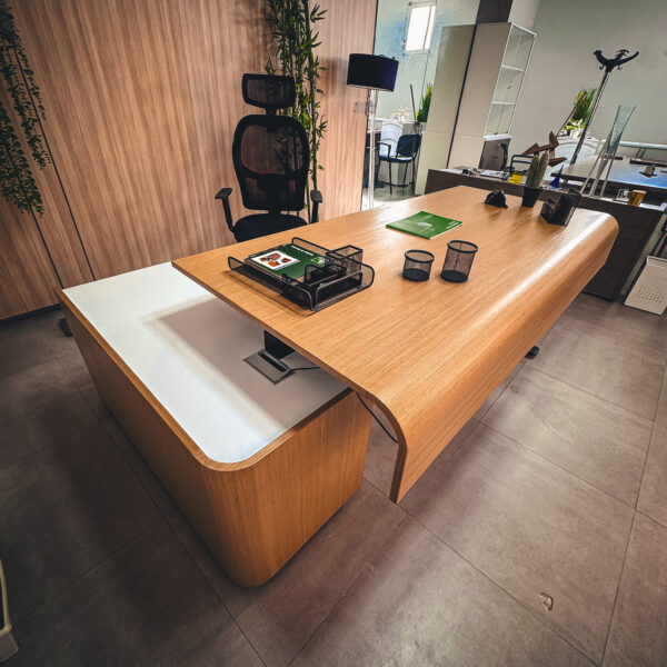 Bureau Alta standing desk position assis, vue plongeante
