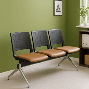 Chaises multiples pure 3 places dans une salle d'attente
